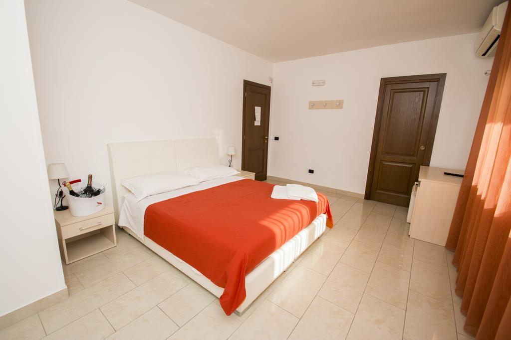 Twin Towers Rooms Lecce Bagian luar foto